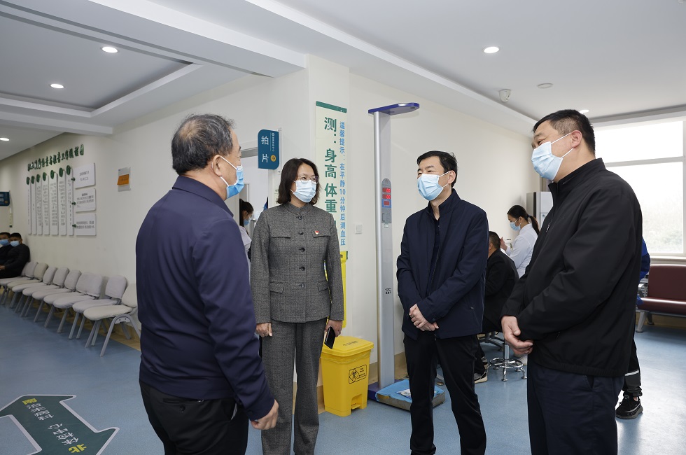 县领导孙思群,刘冰看望慰问参加体检的驻村第一书记和工作队员