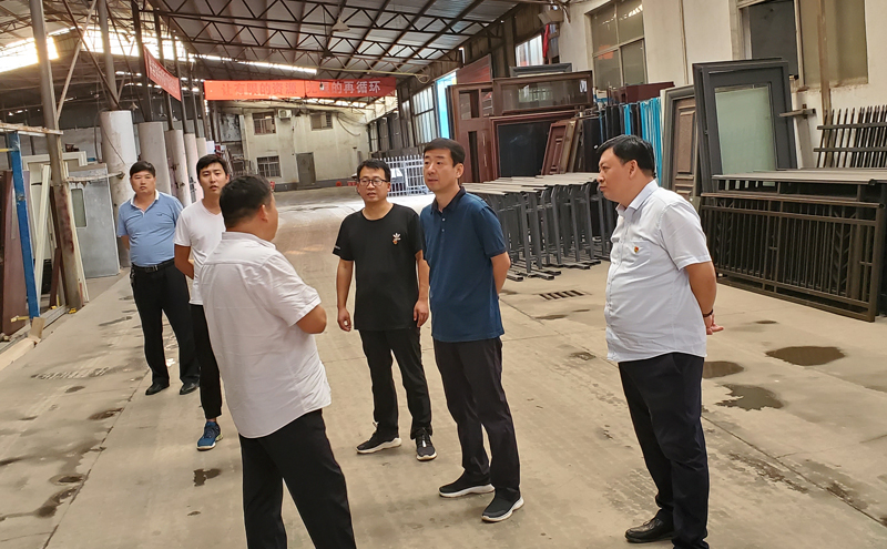 孙思群在濮阳县达森门业有限公司实地查看